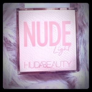 Huda Beauty Nude Light pallette